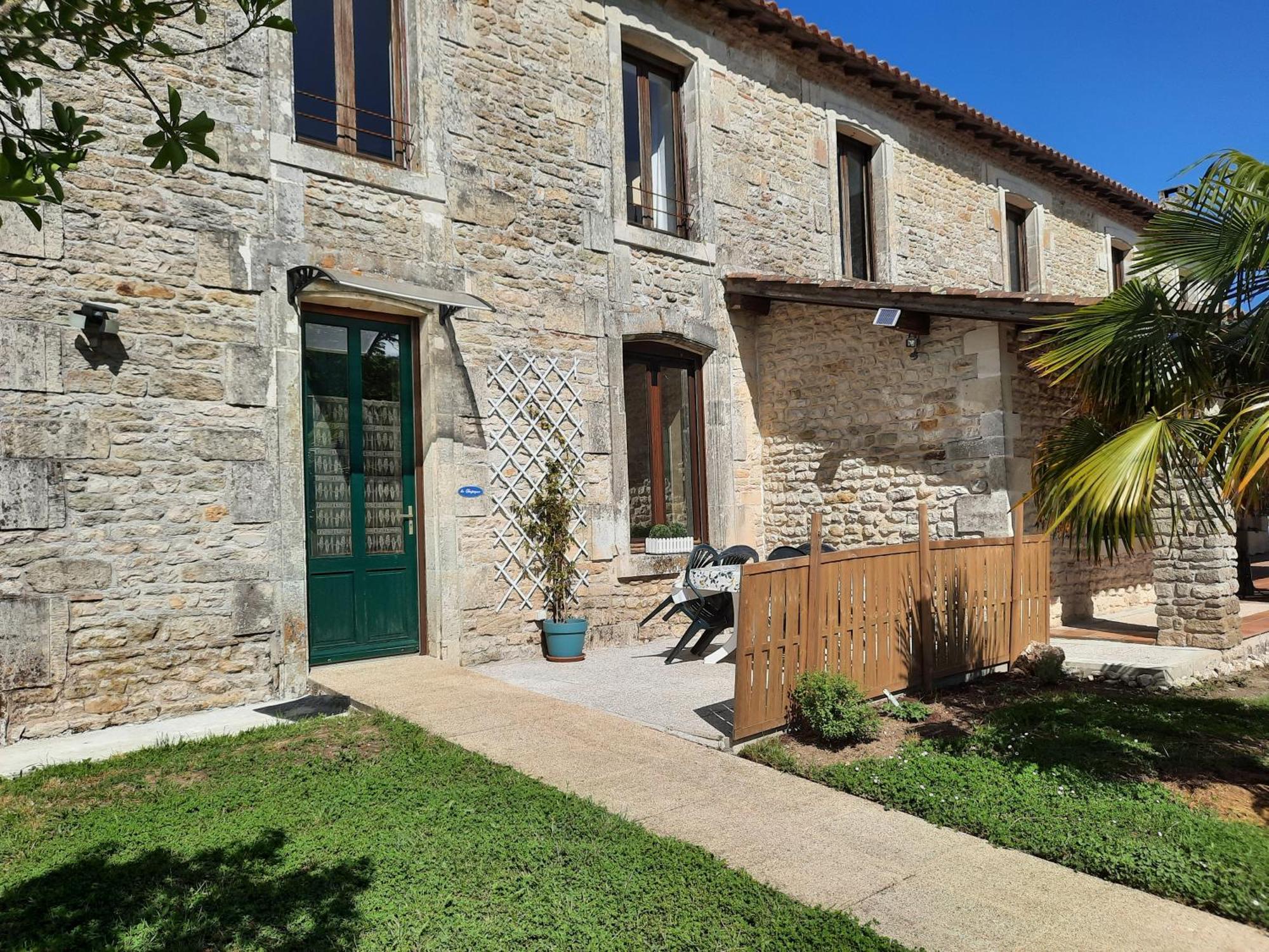 Domaine De Fontsauzine - Gites Et Chambre D'Hotes Genouille  Exterior foto