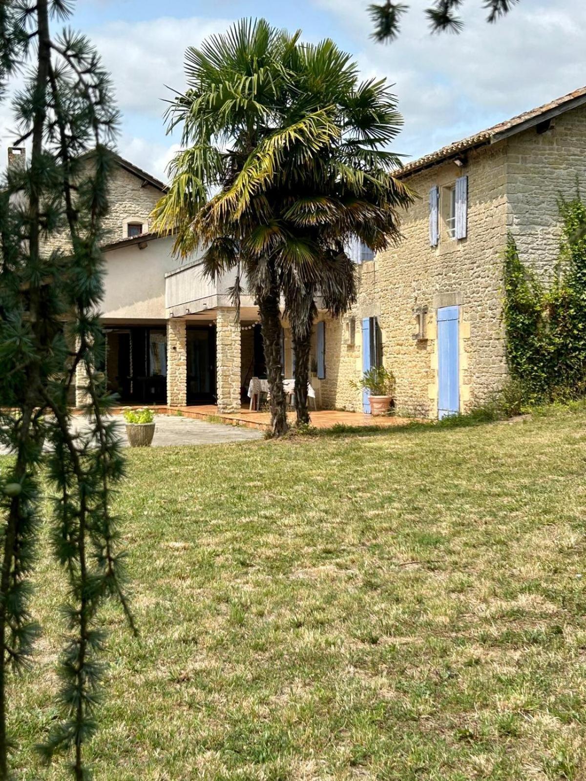 Domaine De Fontsauzine - Gites Et Chambre D'Hotes Genouille  Exterior foto
