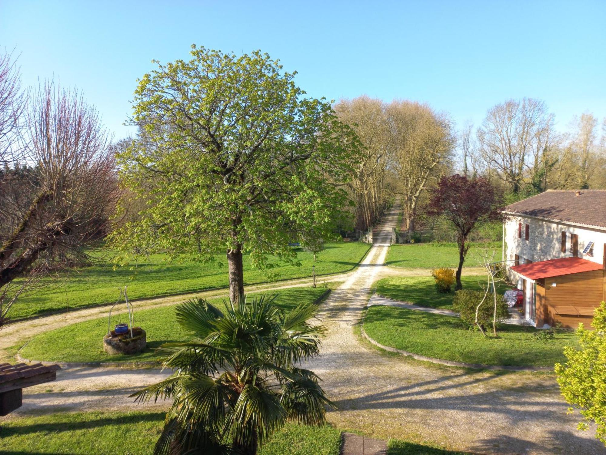 Domaine De Fontsauzine - Gites Et Chambre D'Hotes Genouille  Exterior foto